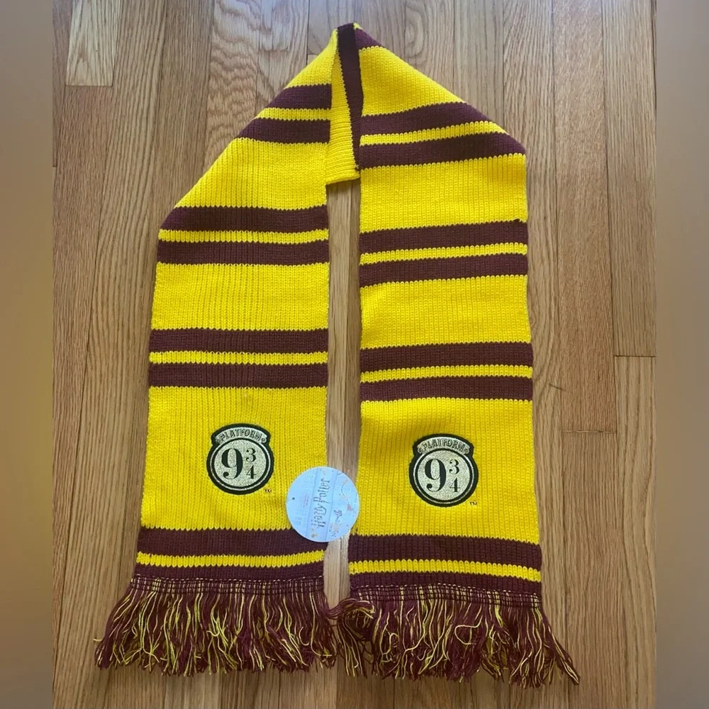 NWT Harry Potter Gryffindor Scarf with Platform 9 3/4 Patch